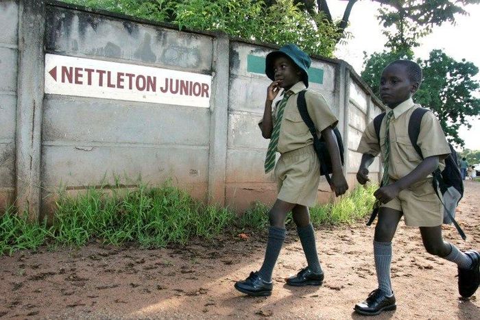 Students walk to school in Zimbabwe's capital Harare, January 27, 2009. REUTERS/Philimon Bulawayo