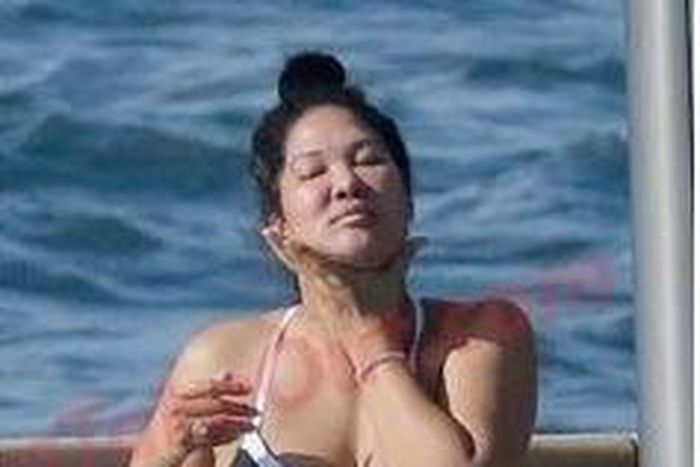 A pregnant Kimora Lee
