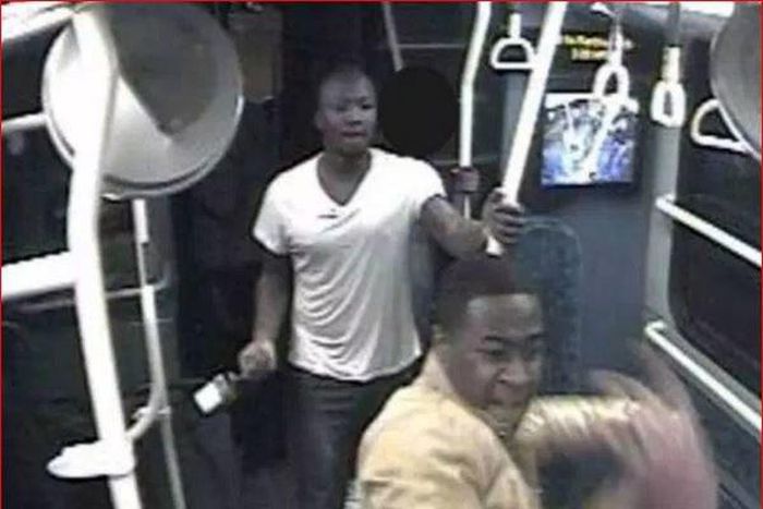 Men wanted by the police for attacking 6 passengers in a bus with bottles