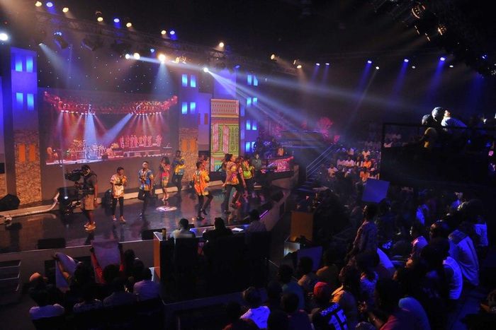 A performance on the 2015 "Project Fame" stage.