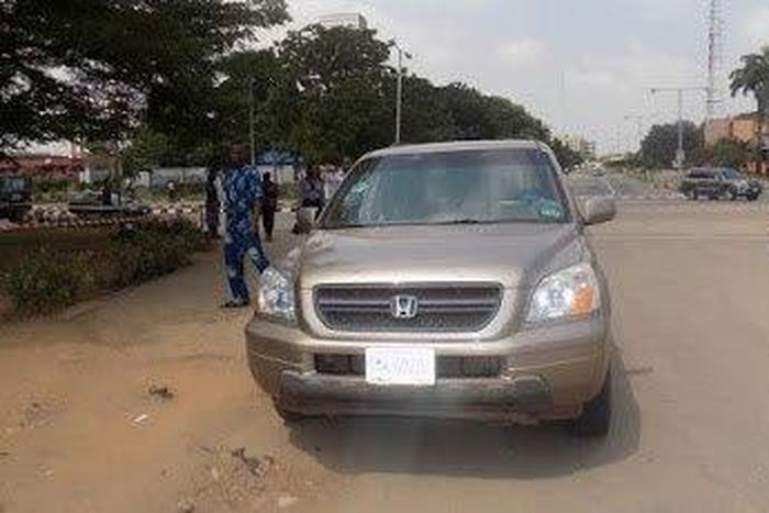 Lagos state monitoring team arresting a traffic offender