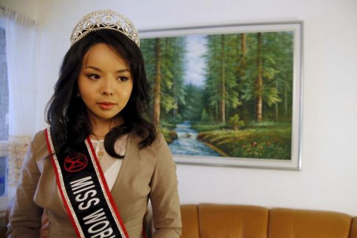Canada pageant finalist says China delaying her entry over rights comments