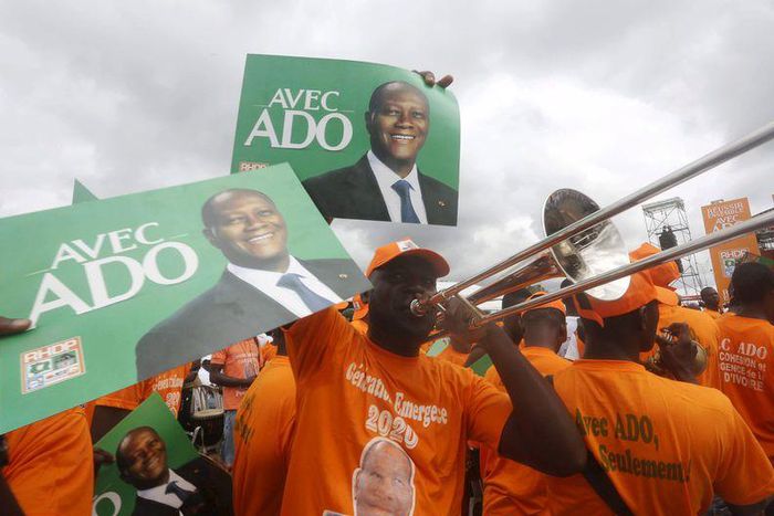 Suporters of Ivory Coast's President Alassane Ouattara and his party, the Rally of the Houphouetists for Democracy and Peace (RHDP), attend a campaign rally at Jean Paul II space in Yamoussoukro October 9, 2015. REUTERS/Thierry Gouegnon