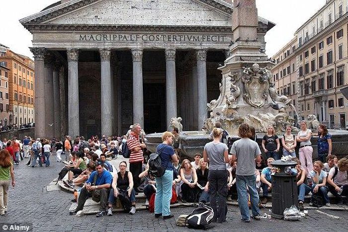 ___4192417___https:______static.pulse.com.gh___webservice___escenic___binary___4192417___2015___9___22___17___article-2212760-155885FB000005DC-351_634x419