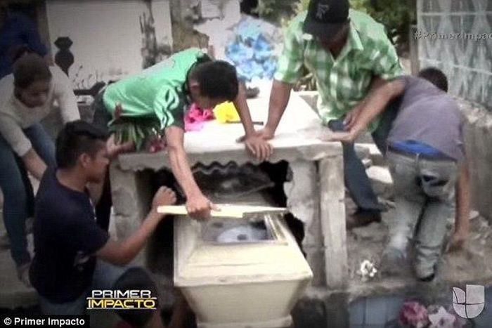 Neysi Perez, 16, who was buried alive woke up in her coffin and screamed for help one day after she was buried.