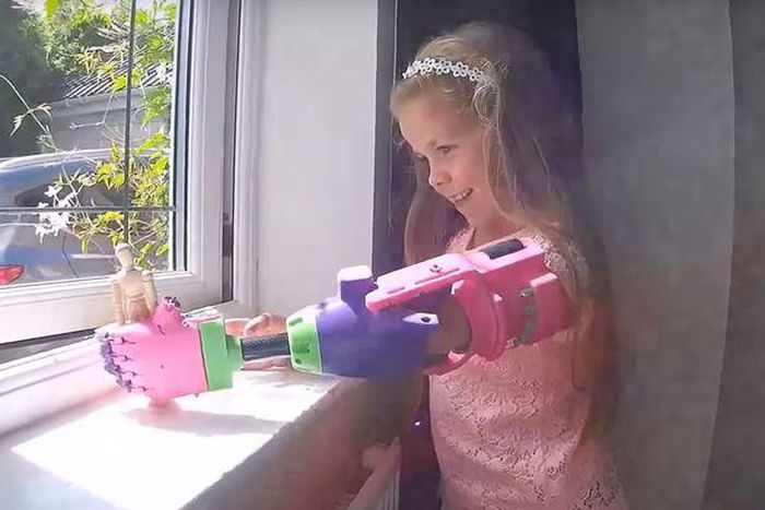 8 year old Isabella receives  a new 3D printed arm that will allow her to use two arms for the first time.