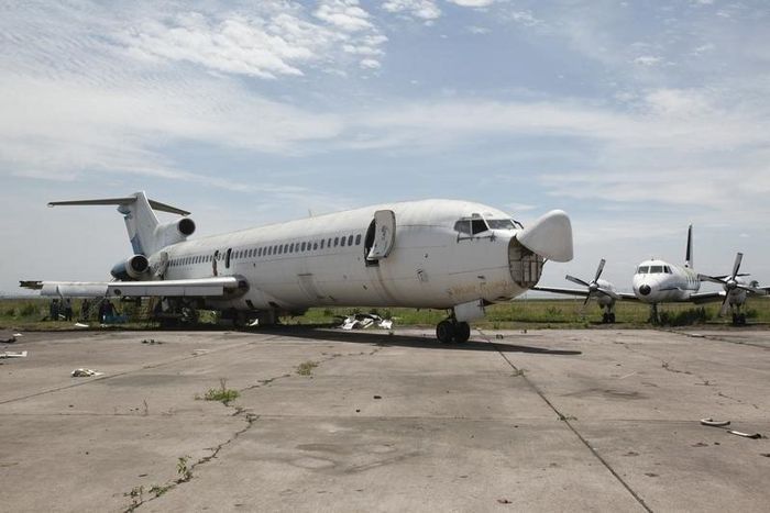 An abandoned aircraft stands at Kinshasa's Ndjili International Airport April 13, 2012. REUTERS/Jonny Hogg