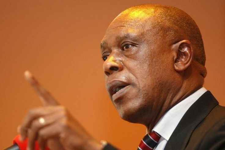South African businessman Tokyo Sexwale addresses journalists in Cape Town, October 25, 2007. REUTERS/Mike Hutchings
