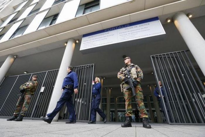 Fingerprints from Paris bomber match man registered in Greece