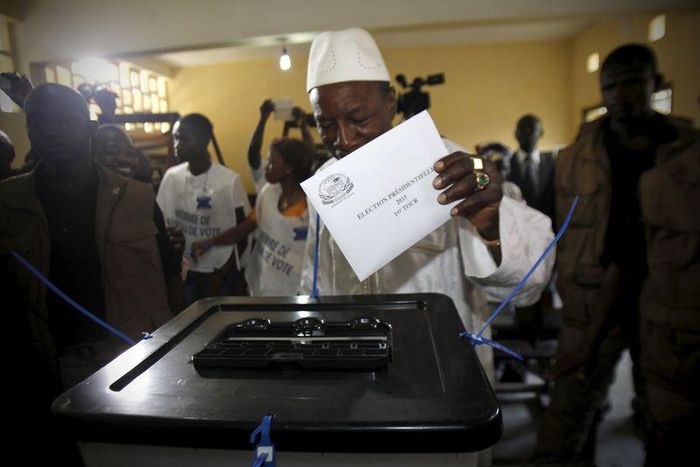 Incumbent president Alpha Conde, leader of Rassemblement du Peuple de Guinea (RPG), casts his vote at a polling station during a presidential election in Conakry, Guinea October 11, 2015. REUTERS/Luc Gnago