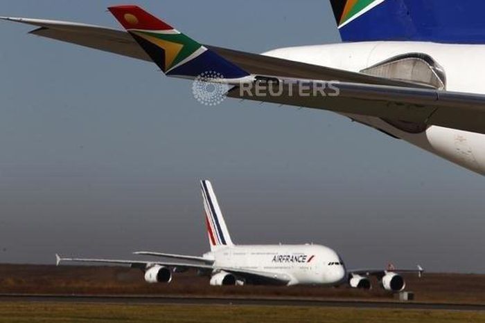 An Air France KLM arrives at Johannesburg's O.R. Tambo airport, June 6, 2010. REUTERS/David Gray