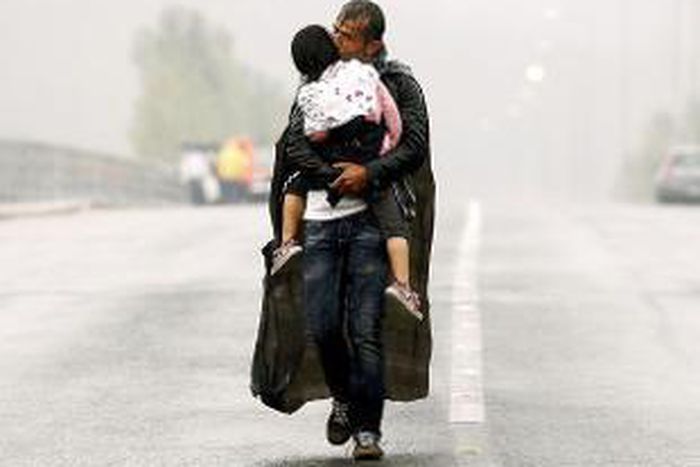 Austria shuts motorway on Hungary border as migrants walk to Vienna