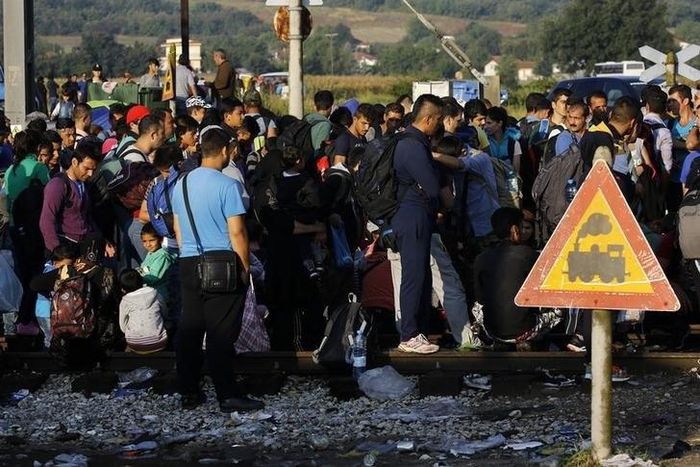 Syrian refugees gather along the train tracks as they arrive at Greece's border with Macedonia near the Greek village of Idomeni, September 11, 2015.   REUTERS/Yannis Behrakis
