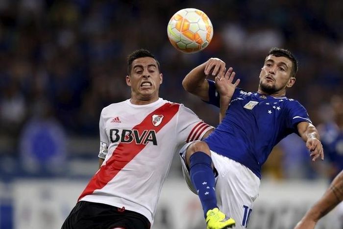 Ramiro Funes Mori (L) of Argentina's River Plate challenges Arrascaeta of Brazil's Cruzeiro during their Copa Libertadores soccer match in Belo Horizonte, Brazil, May 27, 2015. REUTERS/Ueslei Marcelino