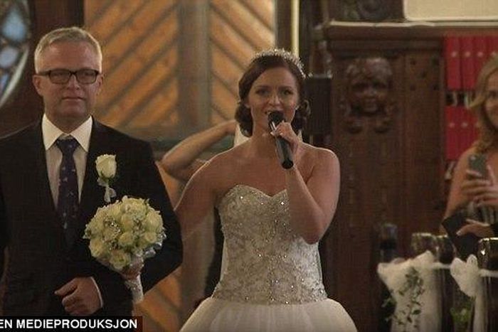 Tøsse singing as she walked down the aisle