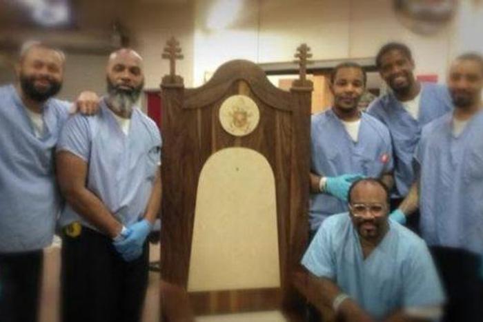 Prison inmates build chair as gift for Pope Francis