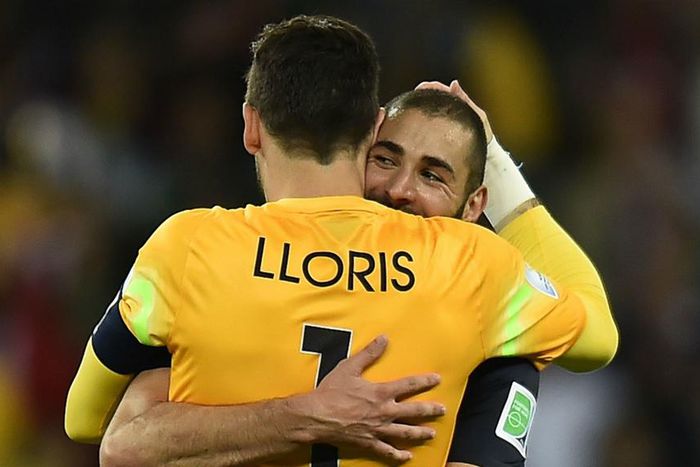 ___4239431___https:______static.pulse.com.gh___webservice___escenic___binary___4239431___2015___10___8___1___lloris-and-benzema-cropped_1rgmx99oleh3q1icml3izh1m4x_1