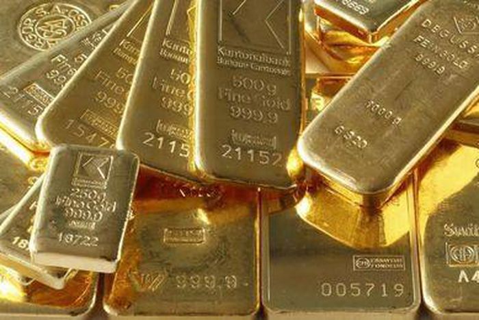 Gold hovers near 3-week high as equities slip