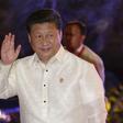 Chinese President Xi Jinping, wearing the traditional Philippine "barong", arrives for a welcome dinner during the Asia-Pacific Economic Cooperation (APEC) summit in the capital city of Manila, Philippines November 18, 2015.  REUTERS/Edgar Su