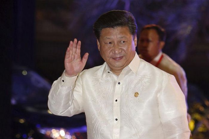 Chinese President Xi Jinping, wearing the traditional Philippine "barong", arrives for a welcome dinner during the Asia-Pacific Economic Cooperation (APEC) summit in the capital city of Manila, Philippines November 18, 2015.  REUTERS/Edgar Su