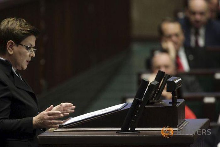 Polish PM says refugee crisis can't be "exported" within EU