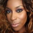 Beauty blogger Jackie Aina blends her eyeshadow perfectly