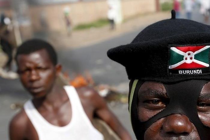 A masked protester stands during a protest against Burundi President Pierre Nkurunziza and his bid for a third term in Bujumbura, Burundi, May 21, 2015. REUTERS/Goran Tomasevic