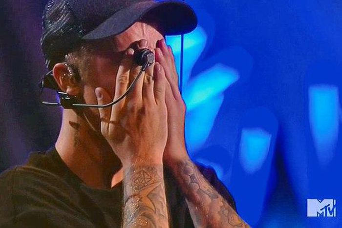Justin Bieber cries at 2015 VMAs