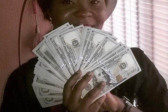 Kehinde Olorunyomi flaunts dollar bills on Instagram