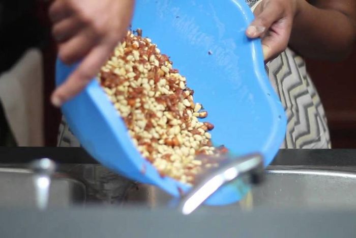 Peeling beans can be done perfectly with the hands