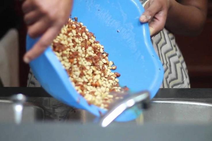 Peeling beans can be done perfectly with the hands