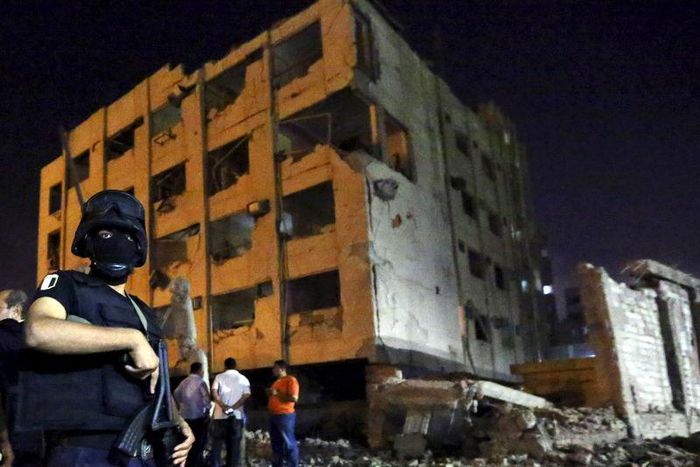A security official stands guard at the site of a bomb blast at a national security building in Shubra Al-Khaima, on the outskirts of Cairo, August 20, 2015. REUTERS/Mohamed Abd El Ghany
