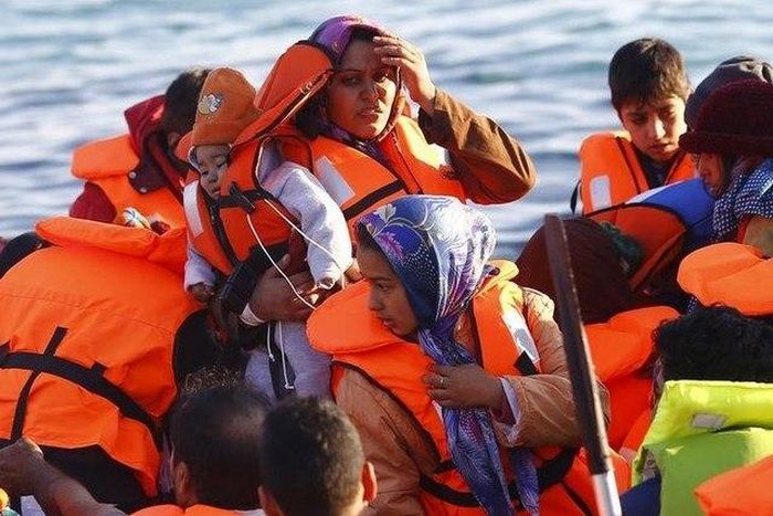 EU executive sees 3 mln migrants by 2017, likely to boost economy