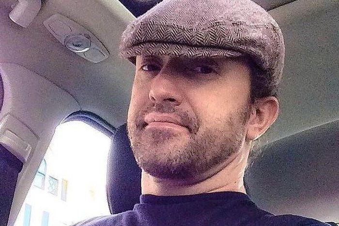 Meet Chad Groeschen, a 39-year-old who just got blind from his refusal to remove his contact lenses before sleeping