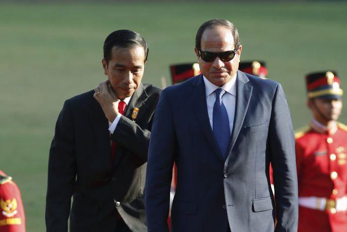 Egyptian President Abdel Fattah Al-Sisi (C) walks with his counterpart from Indonesia, President Joko Widodo, after inspecting a honor guard at the Presidential Palace in Jakarta September 4, 2015. REUTERS/Beawiharta