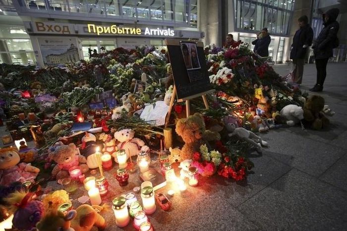 People mourn at a makeshift memorial for victims of a Russian airliner which crashed in Egypt, outside Pulkovo Airport in St. Petersburg, Russia, November 4, 2015. REUTERS/Peter Kovalev