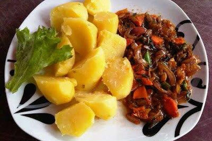 ___4115345___https:______static.pulse.com.gh___webservice___escenic___binary___4115345___2015___8___28___18___Boiled+irish+potato+with+vegetable+sauce