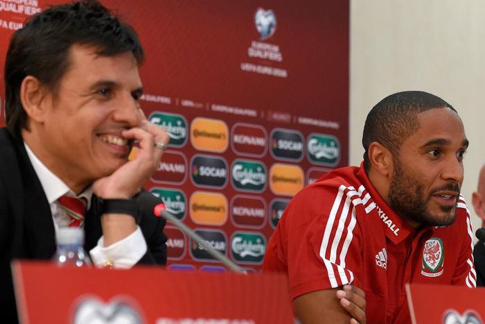 ___4132840___https:______static.pulse.com.gh___webservice___escenic___binary___4132840___2015___9___3___17___chris-coleman-ashley-williams-cropped_128hru7mu5dem14mtj1uc9ahj4_1