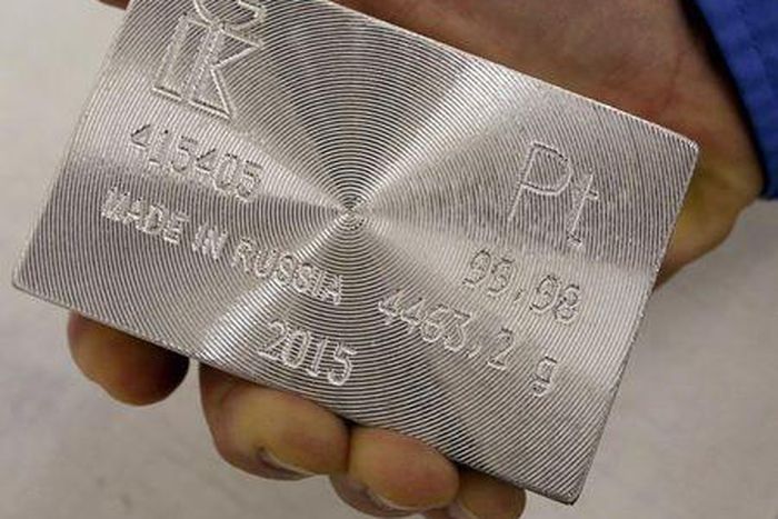 Platinum extends rout, falls below $900 on Volkswagen scandal