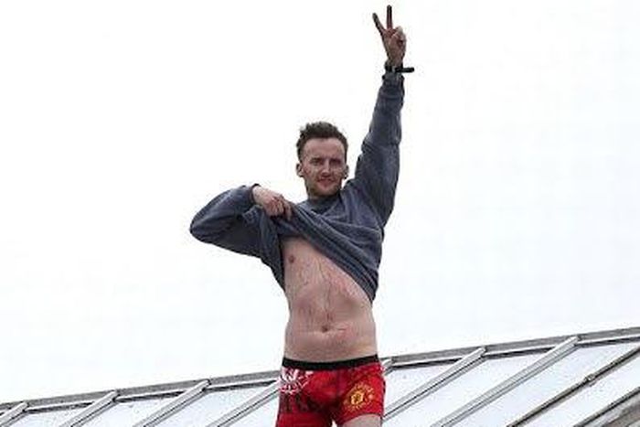 35-year-old convicted murderer, Stuart Horner, ended his Strangeways roof protest after more than 60 hours of negotiation after being offered pizza and coke