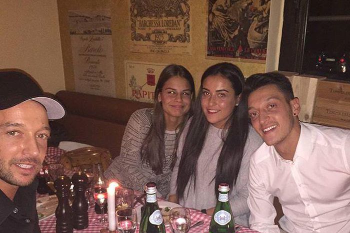Mesut Ozil dines with his family