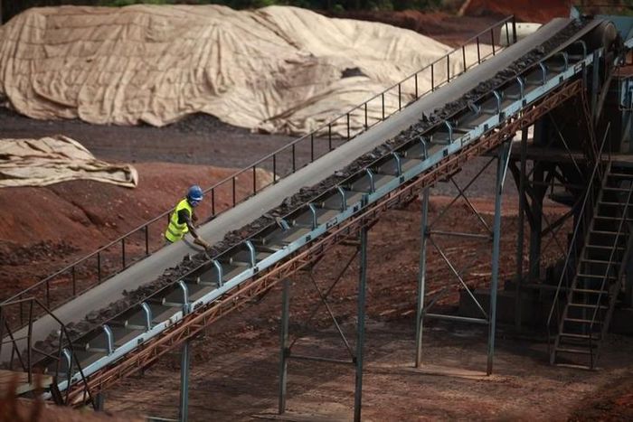 A worker works at the Lauzoua manganese mine, some 180 km (112 miles) from Abidjan December 4, 2013. REUTERS/Thierry Gouegnon