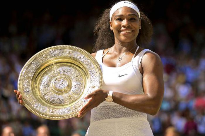 Serena Willaims holding one of her numerous trophies
