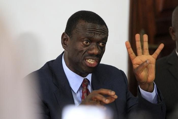 Kizza Besigye, leader of opposition party Forum for Democratic Change (FDC), gestures as he speaks to the media announcing his candidature for the 2016 presidential election in the capital Kampala September 25, 2015. REUTERS/James Akena
