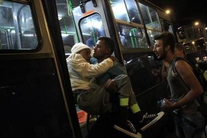 Migrants enter a bus, which is supposed to leave to Austria and Germany, at the Keleti trainstation in Budapest, Hungary, September 4, 2015. REUTERS/Bernadett Szabo