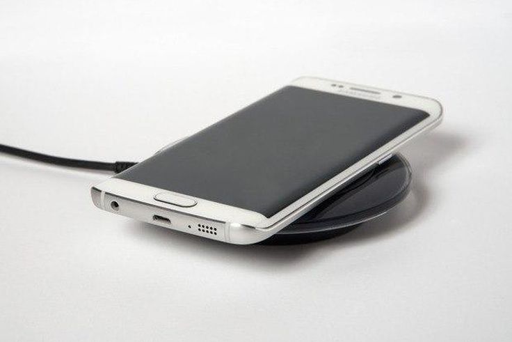 Samsung Wireless Charger charging a S6 Edge