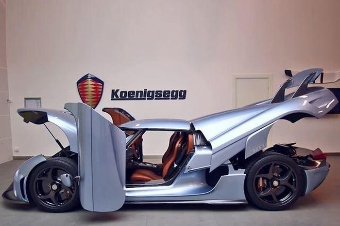 Regera has a "showoff" button that automatically operates the luggage compartment, interior, and engine bay, all at once.