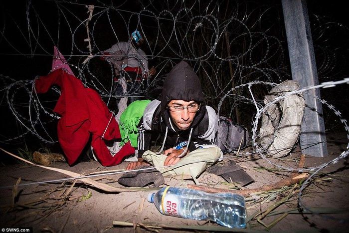 Hungarian police says captured record 3,321 migrants on Weds