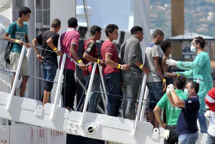 Migrants disembark from Italian Coast Guard vessel "Diciotti" in the Sicilian harbour of Palermo, Italy, August 20, 2015. REUTERS/Guglielmo Mangiapane
