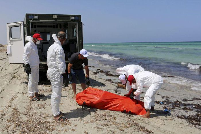 Libyan Red Crescent workers move the body of a dead migrant that was recovered by the Libyan coastguard after a boat sank off the coastal town of Zuwara, west of Tripoli, August 28, 2015. REUTERS/Hani Amara